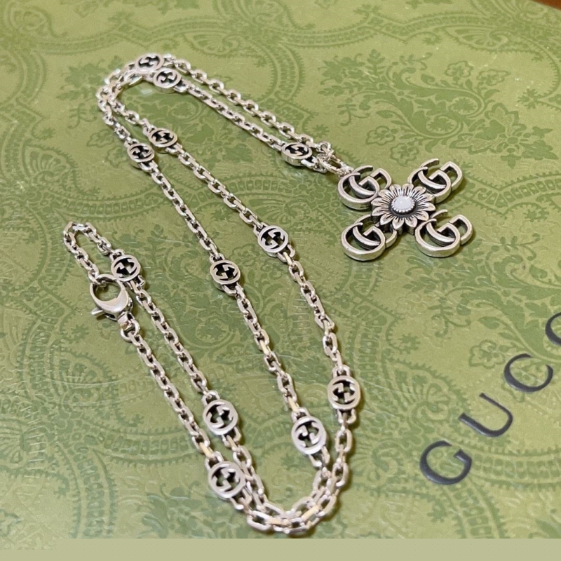 G*u*i necklaces